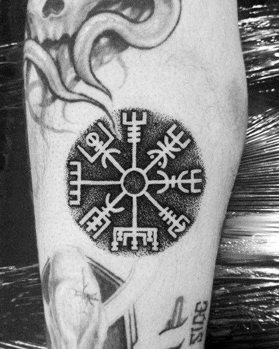 tatuaje de vegvisir vikingo