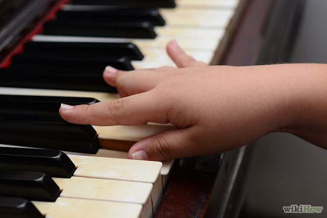 Các ngón tay ở dáng phẳng khi đánh đàn piano