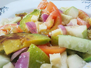 Essa summer salad ou salada de verão é seriamente gostosa e vai abacate grelhado e pera. 