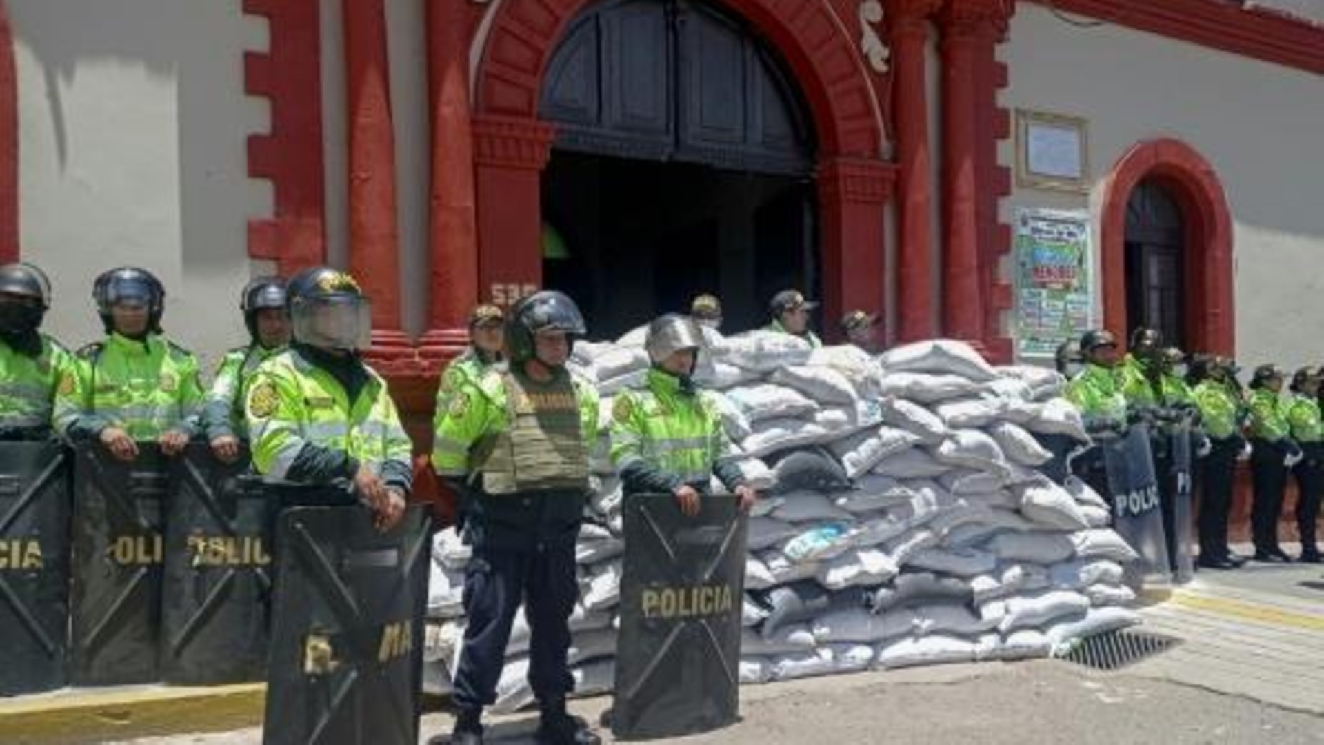 Suben a 17 los muertos por choques entre manifestantes y antimotines en sur de Perú