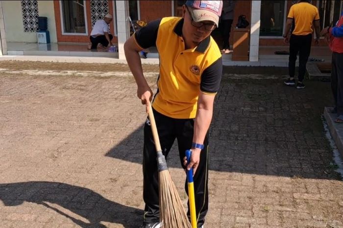 Polsek Plered Bersama Warga Gotong Royong Bersihkan Masjid
