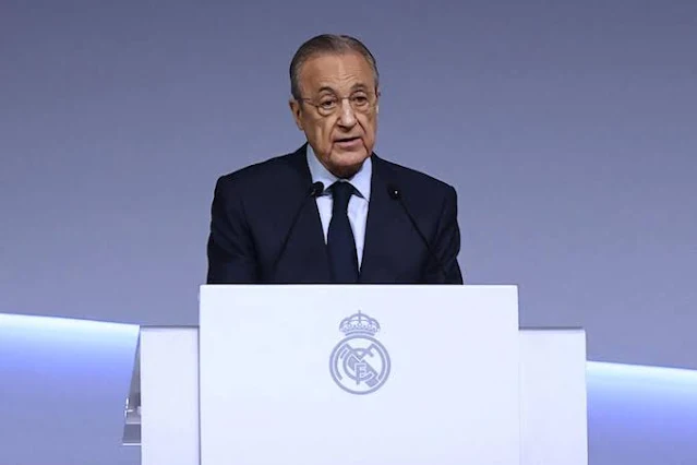 L'absence de joueurs argentins dans l'effectif du Real Madrid a interpellé Óscar Ruggeri, ancien joueur du club. Lors d'une rencontre avec Florentino Pérez, il a questionné le président sur cette particularité.  Un héritage prestigieux et une réalité actuelle  Di Stéfano, Valdano, Redondo, Higuaín, Di María... La liste des grands joueurs argentins qui ont marqué l'histoire du Real Madrid est longue. Mais ces dernières années, cette nationalité s'est raréfiée dans les rangs merengues.  Interrogation et réponse  Constatant cette absence, Óscar Ruggeri, ancien joueur du Real Madrid de la saison 1989/90, a interpellé Florentino Pérez. "Président, il y a toujours eu des Argentins ici. Comment se fait qu'il n'y en ait plus ? On se souvient de Redondo, Valdano, Di Stéfano...", a-t-il déclaré.  Le président a répondu à Ruggeri en soulignant l'exigence du club et le profil recherché : "Oscar, il faut que ce soit un joueur différent des autres, quelqu'un au niveau de ce club, un joueur qui éblouisse tout le monde".  Une décennie sans Argentins  Le Real Madrid n'a plus recruté de joueurs argentins depuis 2010. Le dernier en date, Angel Di María, a quitté le club en 2012. Si l'on excepte le jeune Nico Paz, qui possède la double nationalité argentine et espagnole, les Merengues n'ont plus d'Argentins dans leur équipe première depuis une décennie.  Des pistes explorées mais non abouties  Malgré des rumeurs autour de joueurs comme Lautaro Martínez, Enzo Fernández ou Julián Álvarez, le Real Madrid n'a pas trouvé de profil argentin répondant à ses exigences lors des dernières fenêtres de transfert.  L'attractivité du Brésil et l'attente d'un profil atypique  En comparaison, le Brésil semble être une destination privilégiée pour la cellule de recrutement du club, avec Vinicius, Rodrygo et même Endrick.  Le Real Madrid finira-t-il par trouver l'oiseau rare argentin qui répondra aux attentes élevées de Florentino Pérez ? L'avenir le dira, mais il faudra sans doute un joueur au talent exceptionnel et au caractère unique pour briser cette absence et marcher dans les traces des illustres figures albicelestes qui ont marqué l'histoire du club.
