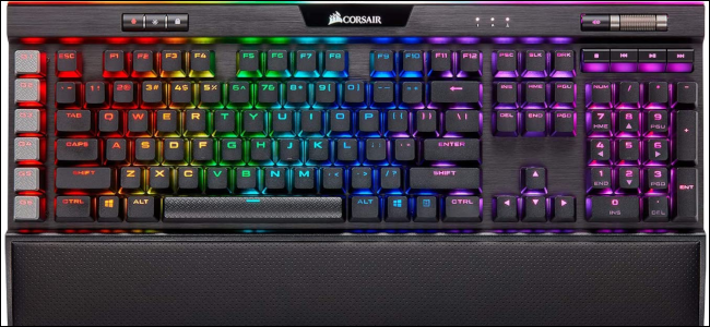 كمبيوتر Corsair K95 بهيكل أسود وإضاءة RGB لكل مفتاح