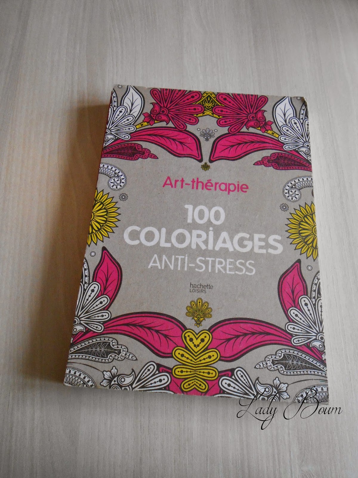 Le livre 100 coloriages anti stress de Hachette co te 12 90€ et il est disponible dans toutes librairies espace culturel leclerc fnac