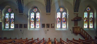 Die Seite der heiligen Frauen in der Kirche Agarn im Wallis.