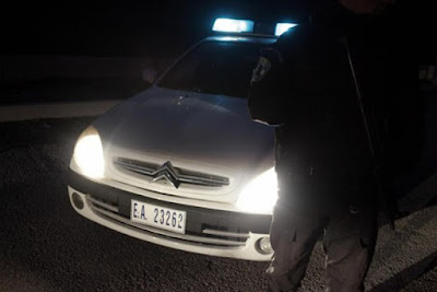 Λευκάδα: Αστυνομικοί πήγαν να συλλάβουν τσιγγάνους και τους ΠΛΑΚΩΣΑΝ στο ΞΥΛΟ!