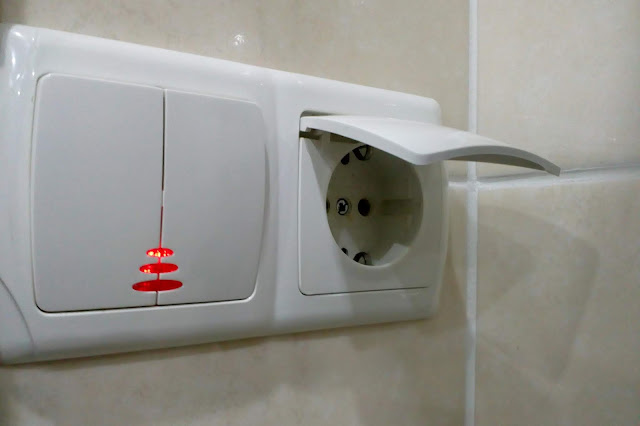 розетка и выключатель для ванной комнаты