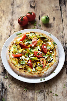 Notre pizza aux légumes rôtis aux tomates fraîches et aux herbes...