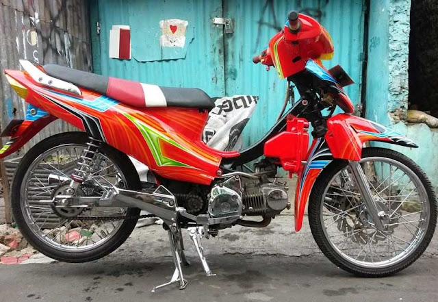 Foto Modifikasi Honda Kharisma dengan Airbrush warna menarik jari jari terlihat rapat lurus piringan cakram yang unik bodi motor didominasi warna merah serta jok variasi dengn warna hitam putih dan merah yang terlihat garang menggunakan knalpot racing