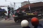   Kendaraan Tempur TNI AD Tabrak Gerobak Pedagang dan Motor