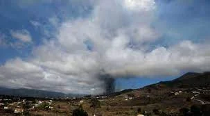 New Fissure Opens In Canary Islands Volcano