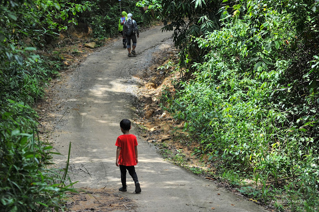 7 year old boy trekking in Dinh Hills without help of mother