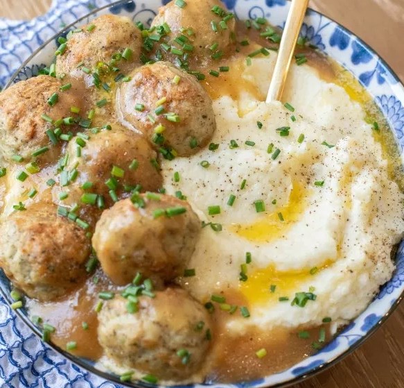 TURKEY MEATBALLS WITH GRAVY AND CAULIFLOWER PURÉE (WHOLE30-PALEO-KETO) #healthy #diet