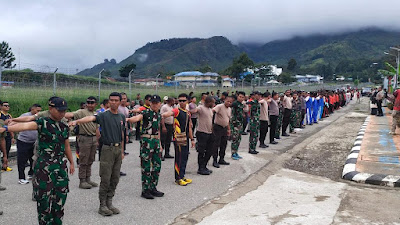 Tingkatkan Sinergitas, TNI-Polri Dan Pemerintah Kabupaten Tolikara Gelar Olahraga Bersama 