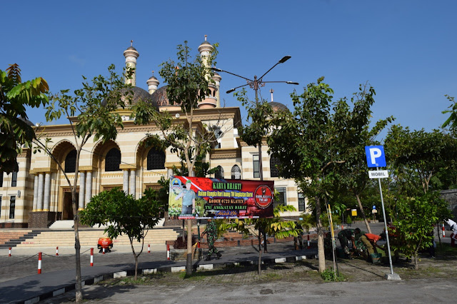 Masjid Agung Al Asqha Dibersihkan TNI, FKPPI Dan Siswa Serta Satpol PP