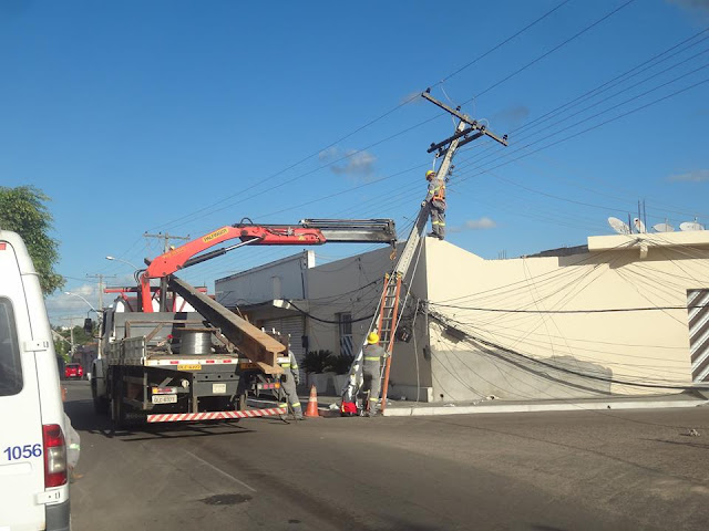 Em Delmiro Gouveia, caminhão baú bate em poste, rompe fiação e deixa moradores sem energia elétrica 