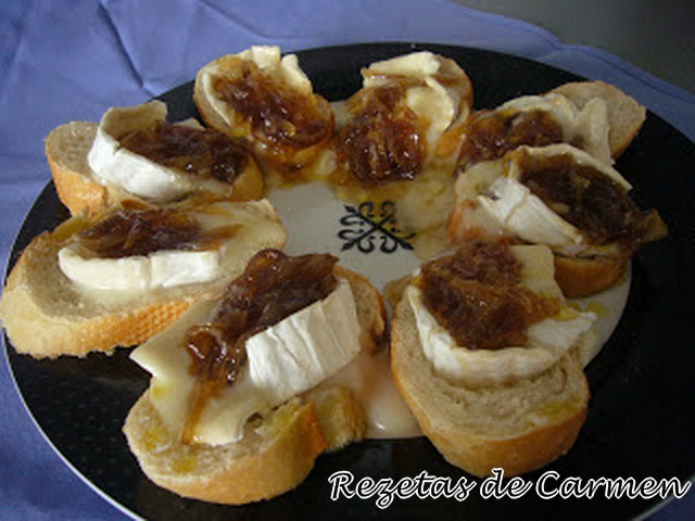 Tostas de queso de cabra con cebolla caramelizada