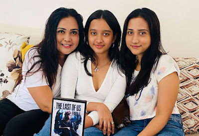 Gayathri dias with her Daughters