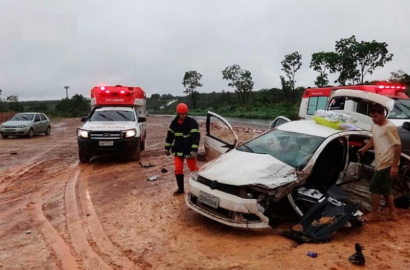 Batida frontal entre dois carros mata mulher e fere quatro no oeste da Bahia