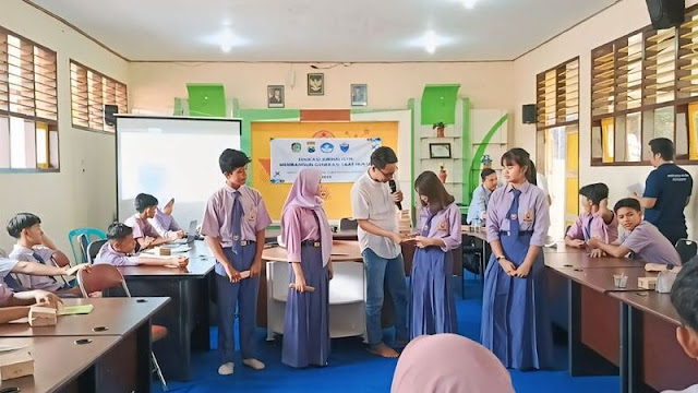 Pemberian Buku dan Cokelat ke Siswa SMPN 1 Banyuwangi