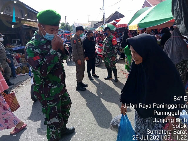 Babinsa Koramil 08 Bukit Sundi Gelar Operasi PPKM Mikro di Pasar Tradisional