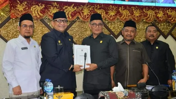 DPRD Kota Padang Gelar Rapat Paripurna Penyampaian KUPA dan PPAS TA 2022 Oleh Wali Kota Padang