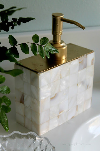 how-to-upcycle-a-soap-dispenser-into-a-vase-lovemysimplehome.com