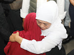 Gubernur Khofifah Hadir di Tengah Duka Tragedi KMP Tunu, Serahkan Santunan  Ahli Waris Keluarga Korban di Banyuwangi