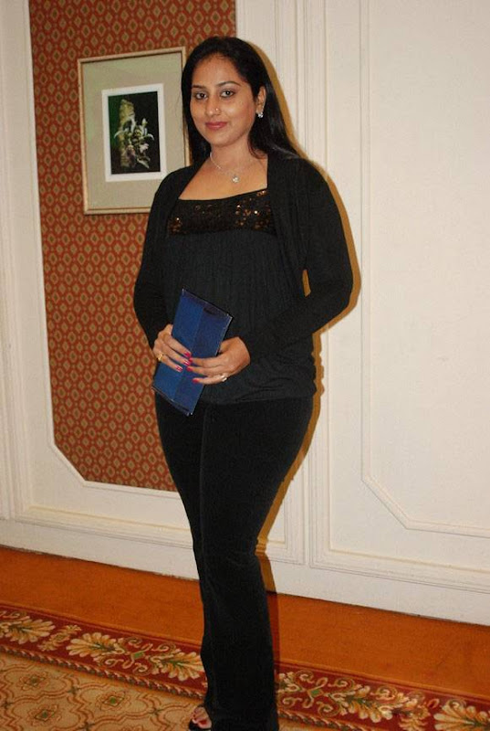 Tamil Actress Gayathri in Black Dress Photos Photoshoot images