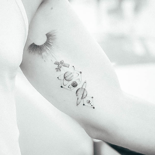 70 tatuagens femininas inspiradas no espaço!