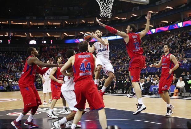 Vassilis Spanoulis in action in front of Theodoros Papaloukas under the pressure of Nenad Krstić.