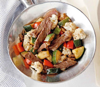 Stir-fried black pepper vegetables with beef strips