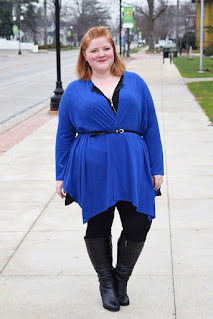 Azul, color tendencia otoño. Moda plus size