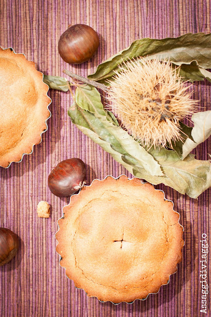 crostatine di farina di castagne con pere, amaretti e cacao