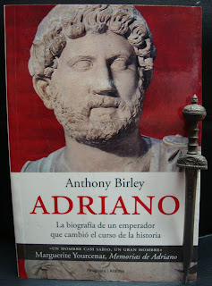 Portada del libro Adriano, de Anthony Birley