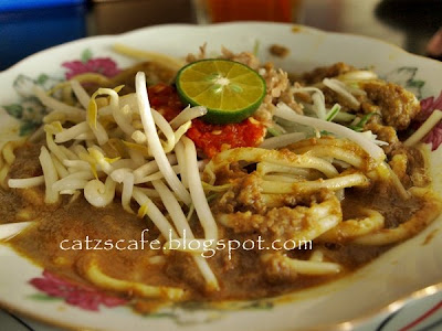 Aku bukan penggemar laksa, tapi nampak je dlm menu Laksa Johor (aku rasa 