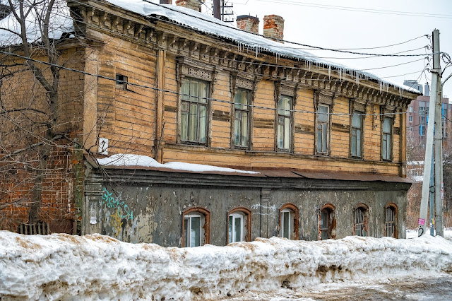 Полукаменный дом и сугробы