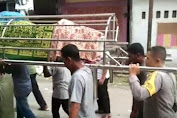 Bhabinkamtibmas Ini Ikut Gotong Jenazah Warga Binaannya Sampai ke Pemakaman