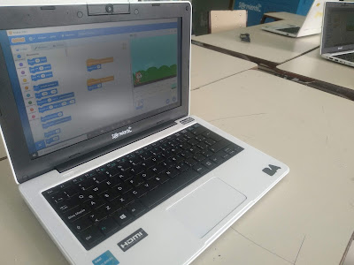 Foto 2: Netbook con programa Scratch en pantalla.