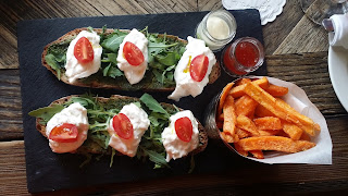 Hamptons Cafe Dubai Burrata Crostini