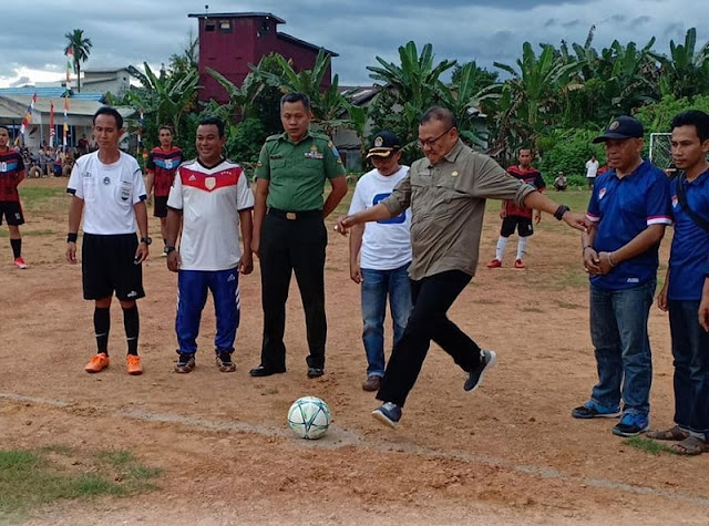 Staff Ahli Bupati Buka Resmi Open Turnamen Sepakbola Di Sandai