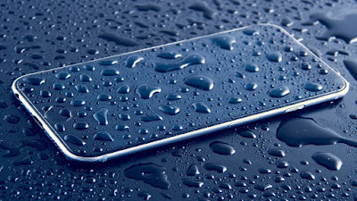 HP terkana air hujan memang menjadi salah satu penyebab kerusakan HP jika tidak segera dia  11 Cara mengatasi HP basah terkena air hujan