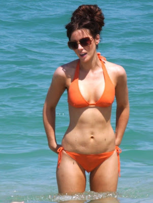 Hot Kate Beckinsale orange wet bikini candids at beach in Mexico - pic 1