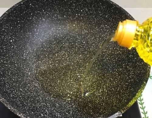 Ốp trứng dùng dầu nóng hay lạnh đều sai, đầu bếp mách cách khiến trứng ngon, tròn trịa - 3