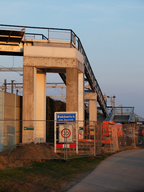 Aanbouw nieuwe voetbrug, Kloosterpad, Babberich. Foto Robert van der Kroft, 24 maart 2018