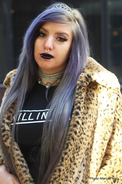 how to wear a graphic tee goth girl scene grunge glam animal print gray lilac hair choker septum ring