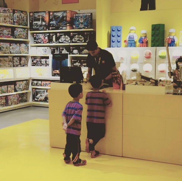 Kami Kagum Melihat Lelaki Ini Berjaya Tahan Hati Belanjakan Anak Mainan