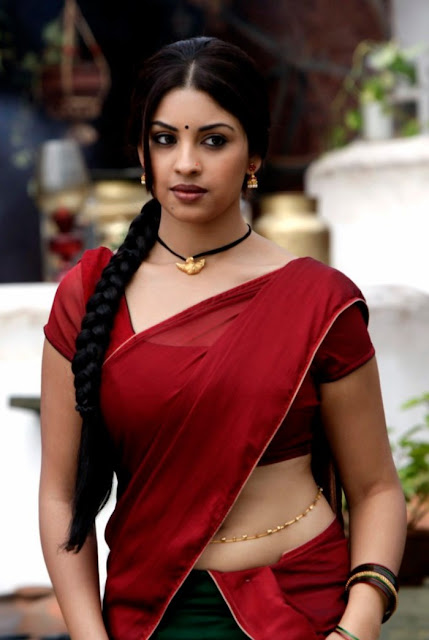 Richa Gangopadhyay saree hot