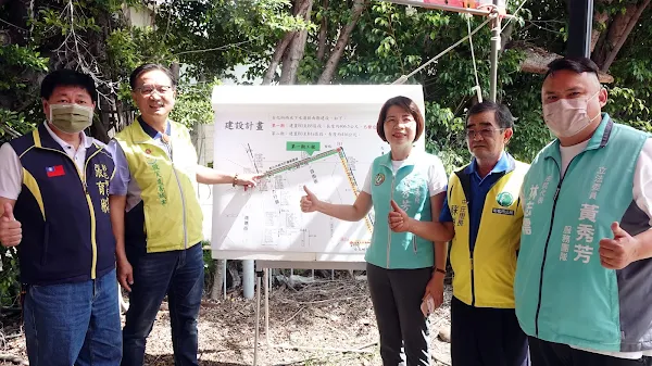 ▲彰化市長林世賢和黃秀芳立委等人為台化街雨水下水道工程得以開工感到欣慰。（記者林明佑攝）