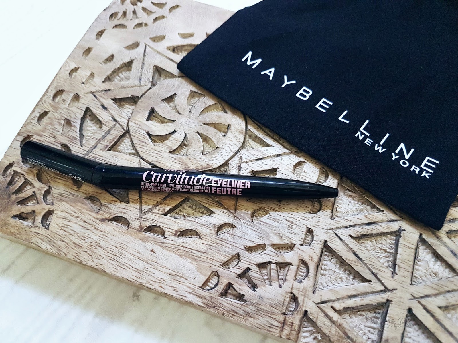 avis_curvitude_liner_maybelline_swatch_makeup